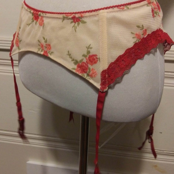 Pamela Anderson Peach Flower with lace Garter - Picture 2 of 5